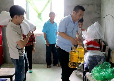 向貧困地區(qū)捐款捐物，同時推動就業(yè)扶貧